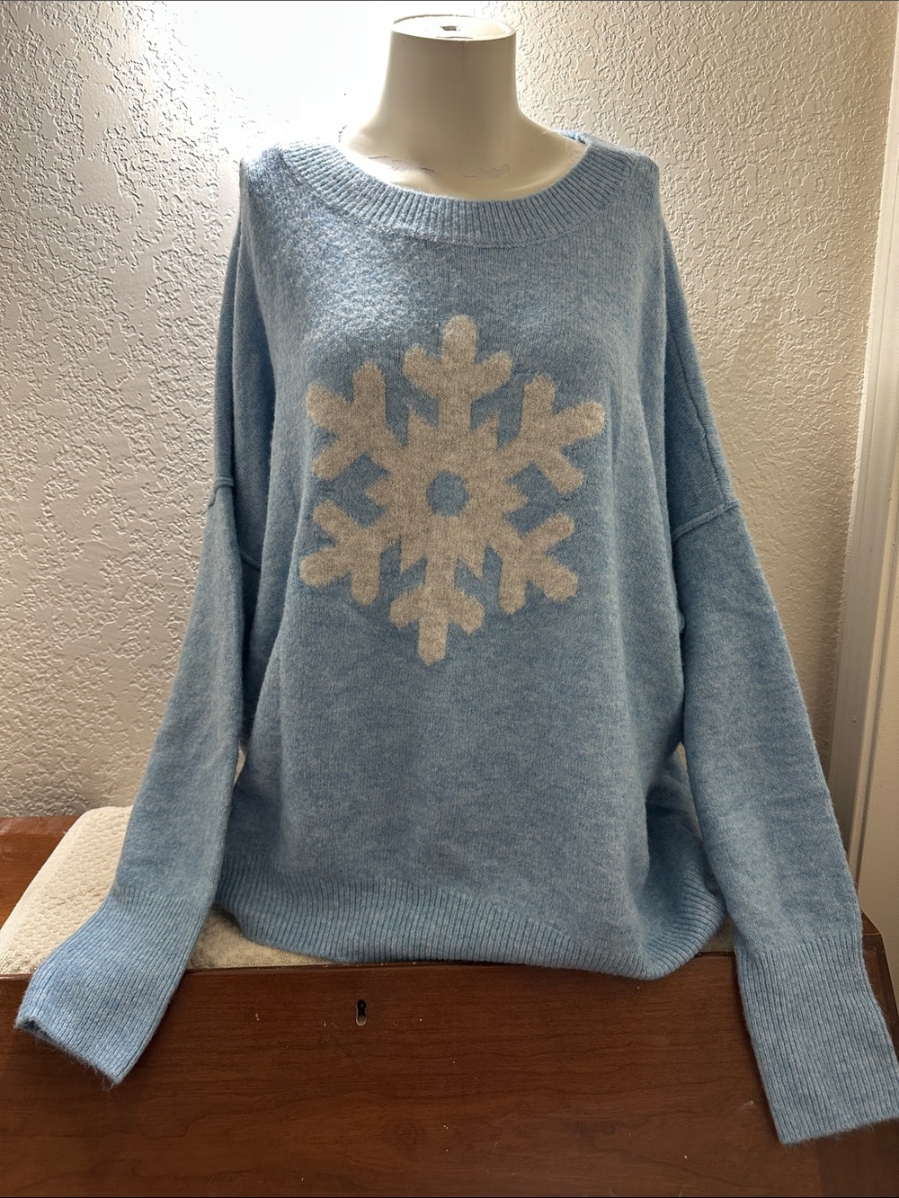 Vince Camuto snowflake
Sweater -